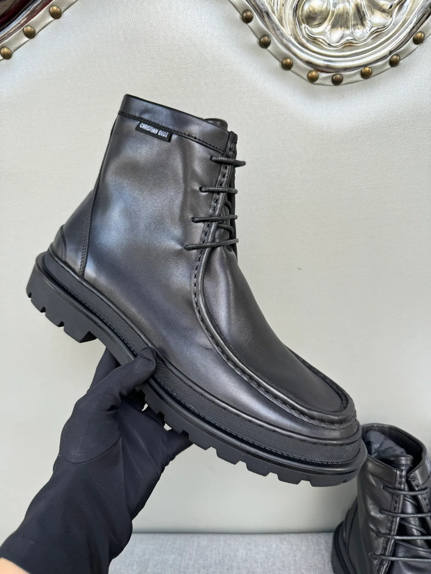 [DIOR] Top P: 1000💰 Number of yards: 39~44 (38.45 custom-made, non-refundable) Dior Dior~ Winter series, original 1:1 development Casual men's leather shoes Heavy investment, shoes and boots are made of imported cowhide + imported Dior special fabric Not easy to deform black cowhide lining Dior large hardware inlay Original TPU vacuum outsole, black cowhide Black open edge beads Military green suede Black suede Khaki suede leather is crafted by a large factory, and the perfect product is only prepared for you who know your taste! Any comparisons are welcome.